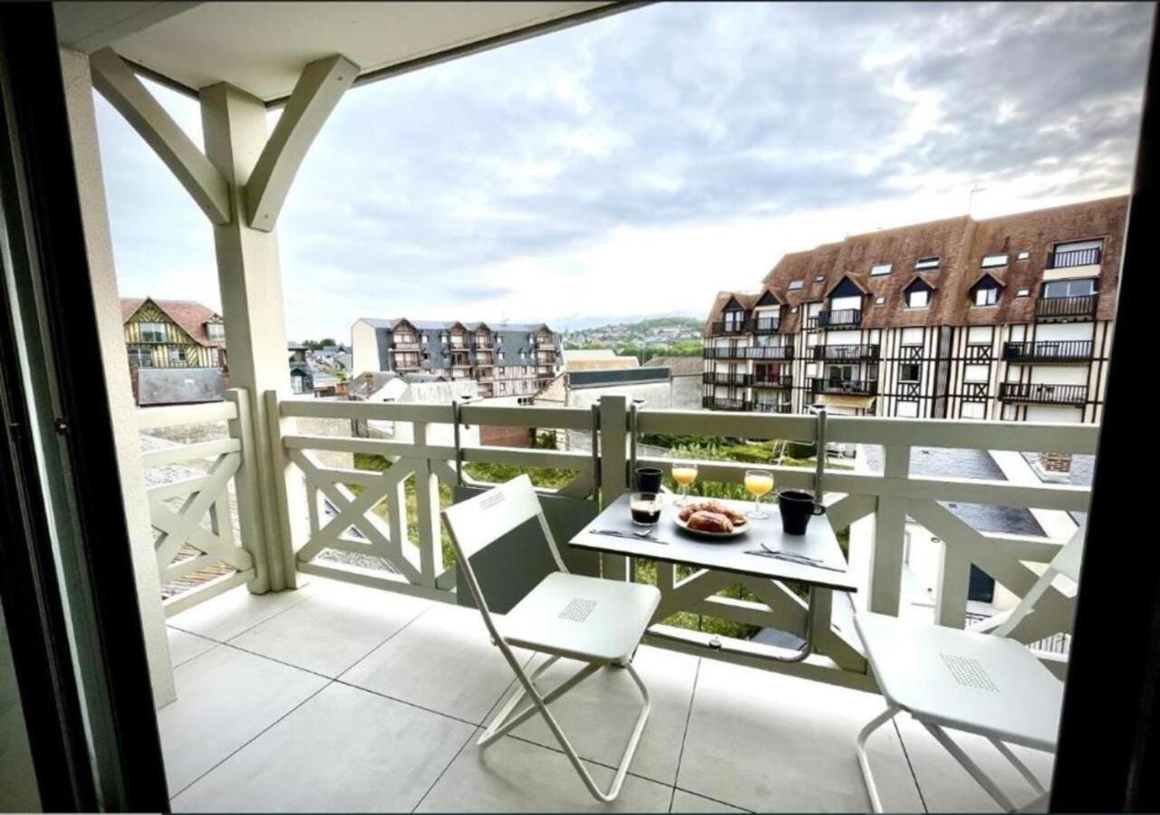 Sejour Authentique - Balcon, Parking & Wifi Ultra-Rapide Apartment Deauville Luaran gambar
